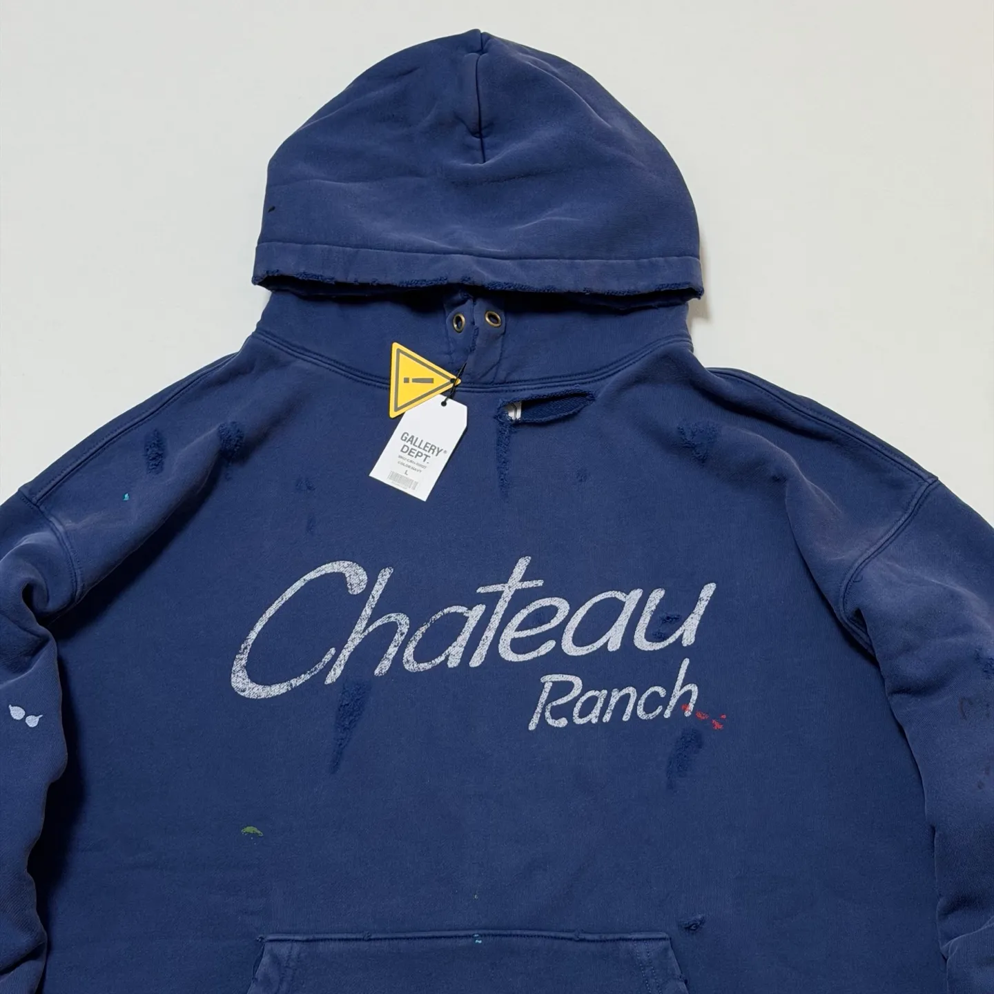 GALLERY DEPT. CHATEAU RANCH HOODIE/NAVY Horseshoe Winery Splash Ink Destroyed Hoodie Washed Blue S-XL Assute Reactive Dyes Ready-made Clothes Fade Process Post-Fry Color Processing Super Heavy and Cumbersome Too Many Cuts and Hanging Wormhole Destruction Process➕Hand-Splashed Ink Very Time-consuming and Labor-intensive Correct Version Original Main Mark➕Large Main Mark➕Yellow Wash Mark The original BOXY short and wide version has not been changed at all. God-cut. Authentic level printing process. Post-washing treatment to show natural aging effect.